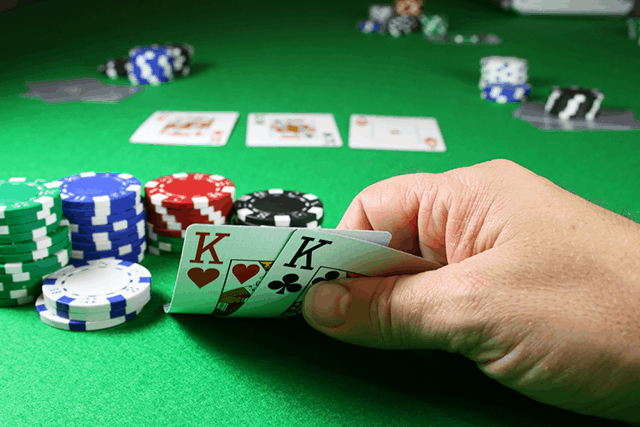 Chơi bài Baccarat có phải hoàn toàn dựa vào vận may hay không? Choi bai Baccarat co phai hoan toan dua vao van may hay khong?