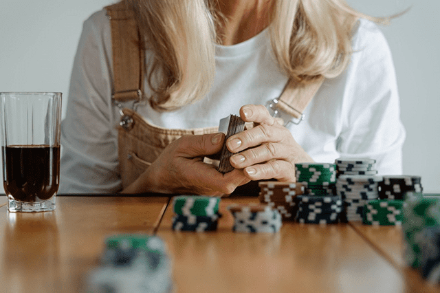 Những đặc điểm về tay bài cùng các tùy chọn hiện có của game bài Blackjack Nhung dac diem ve tay bai cung cac tuy chon hien co cua game bai Blackjack
