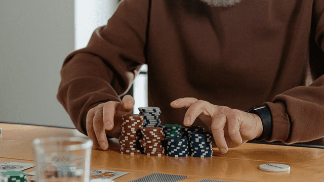 Kỹ thuật chơi Poker tiêu chuẩn giúp bạn đánh bại đối thủ dễ dàng Ky thuat choi Poker tieu chuan giup ban danh bai doi thu de dang