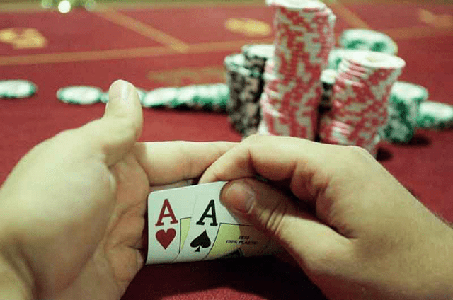 Chia sẻ đến bạn 2 sai lầm nghiêm trọng trong đánh bài Poker Chia se den ban 2 sai lam nghiem trong trong danh bai Poker