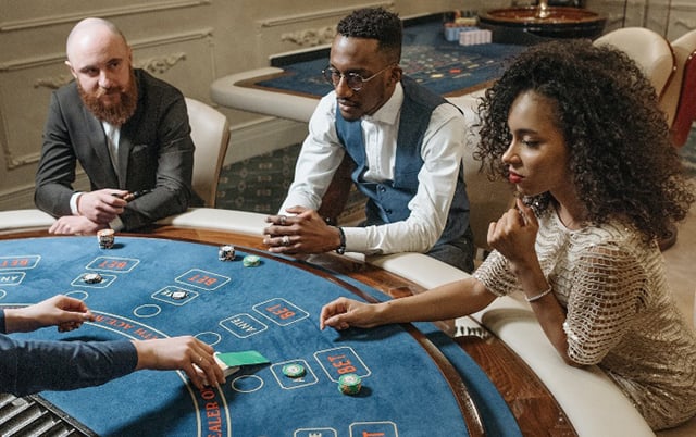 Trải nghiệm và tận hưởng những cảm xúc khi chơi bài Baccarat Trai nghiem va tan huong nhung cam xuc khi choi bai Baccarat