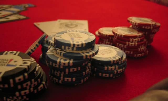 So sánh hình thức chơi Poker Tournament và Poker Cash Game? So sanh hinh thuc choi Poker Tournament va Poker Cash Game?