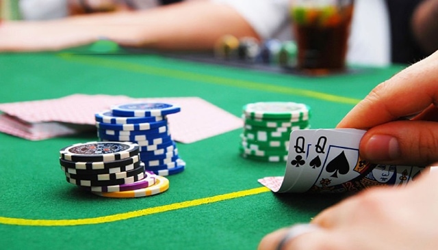 Phân tích các yếu tố ảnh hưởng đến Poker C betting khi chơi? Phan tich cac yeu to anh huong den Poker C betting khi choi?