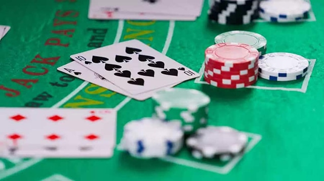 Cách mà người chơi kiếm lợi nhuận với nhà cái thông qua trò chơi Blackjack Cach ma nguoi choi kiem loi nhuan voi nha cai thong qua tro choi Blackjack