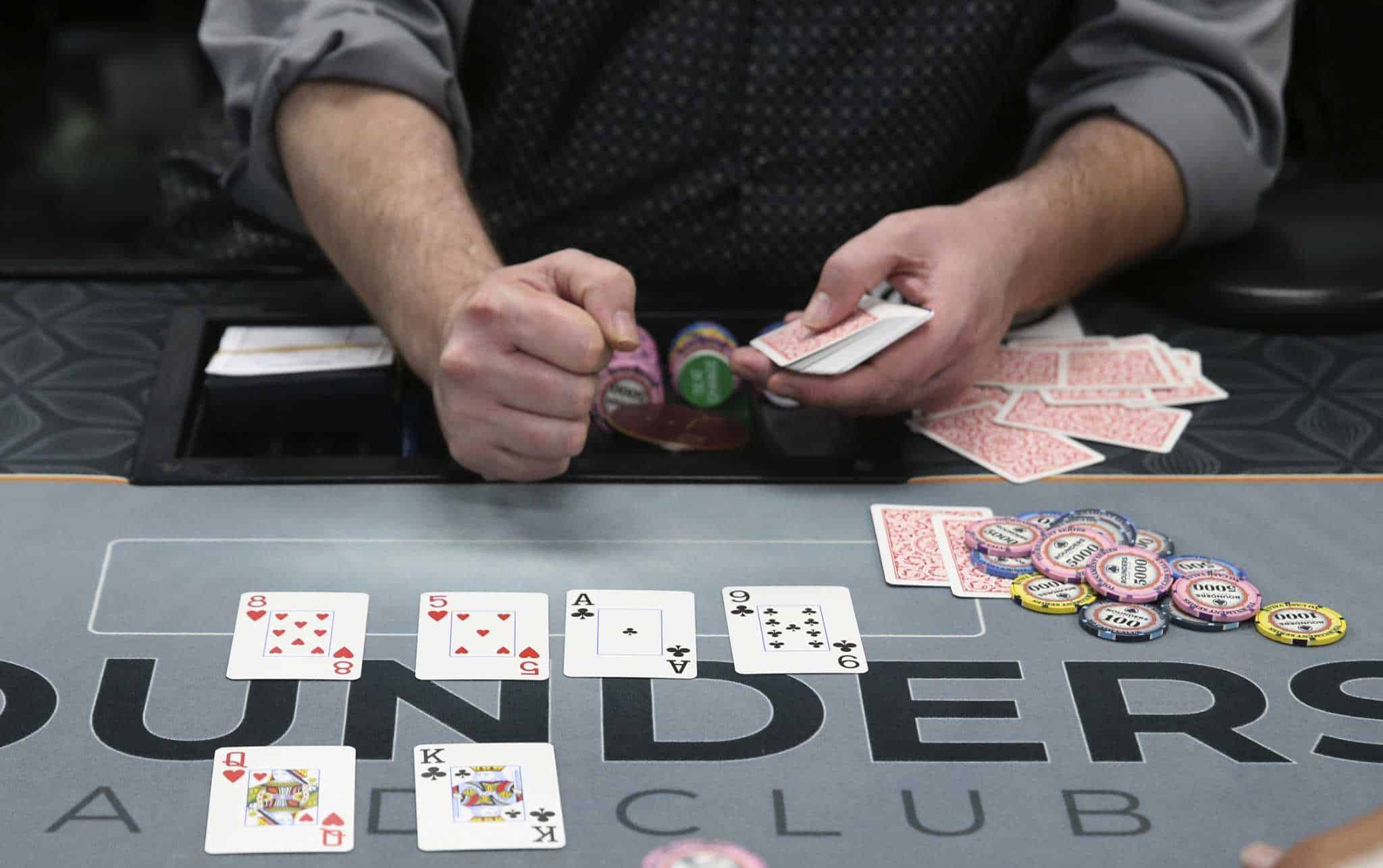 3 thủ thuật chơi Poker cực hay giúp bạn trở thành một chuyên gia 3 thu thuat choi Poker cuc hay giup ban tro thanh mot chuyen gia