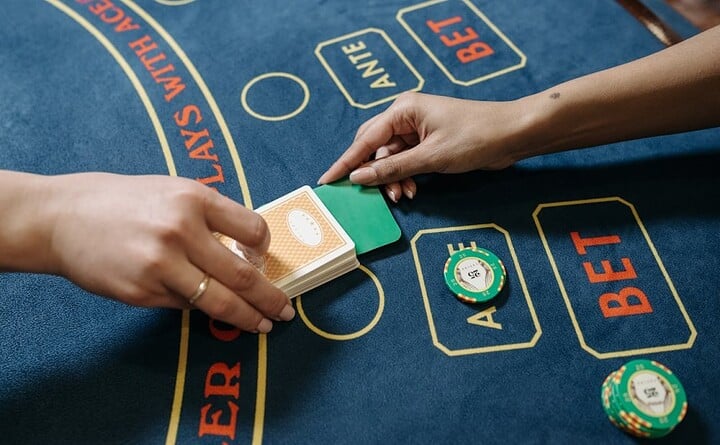 Luật rút bài thứ ba trong baccarat: Hiểu đúng tránh cược sai tại SBOTOP